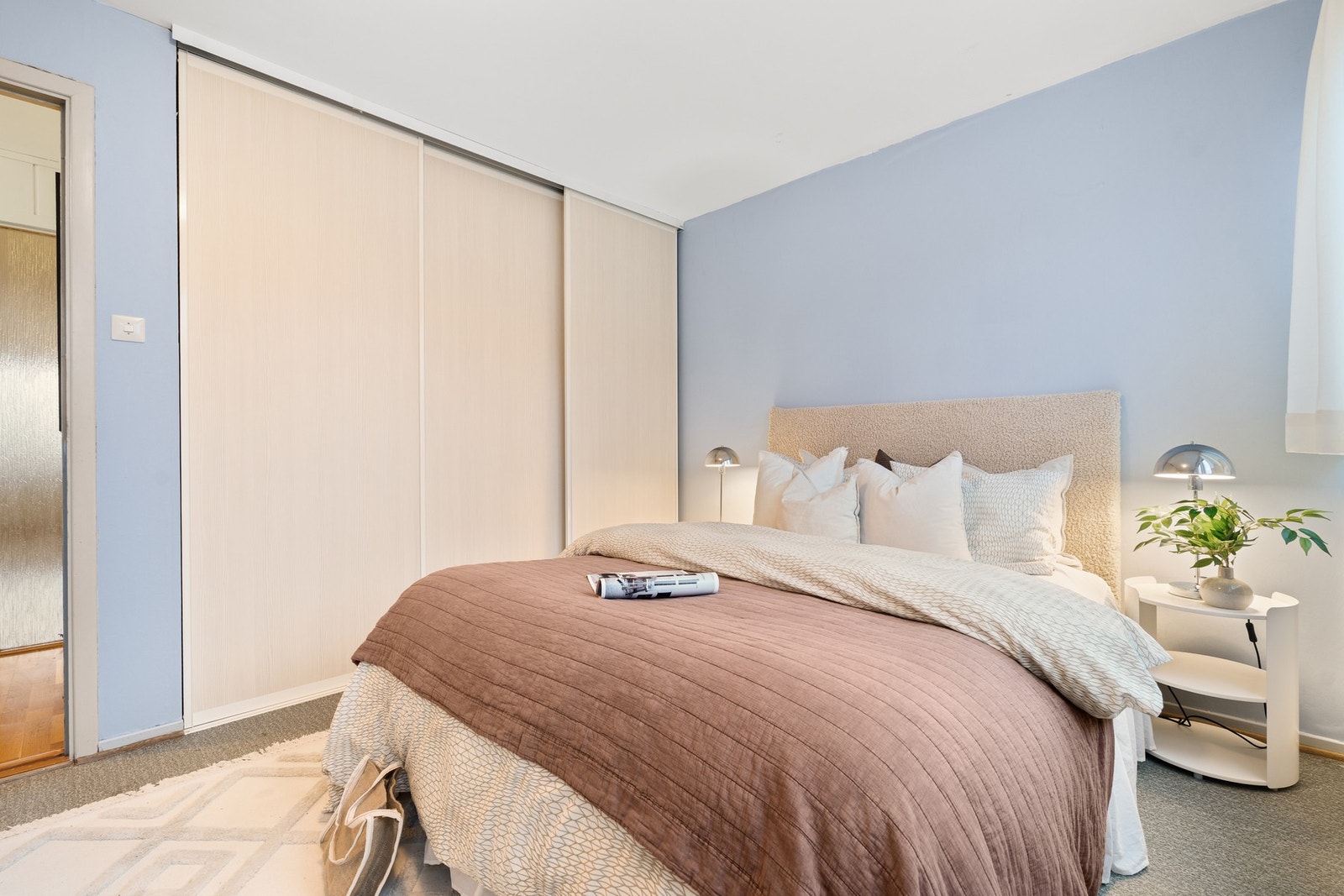 Rommet er utstyrt med en praktisk skyvedørsgarederobe. Galleribilde