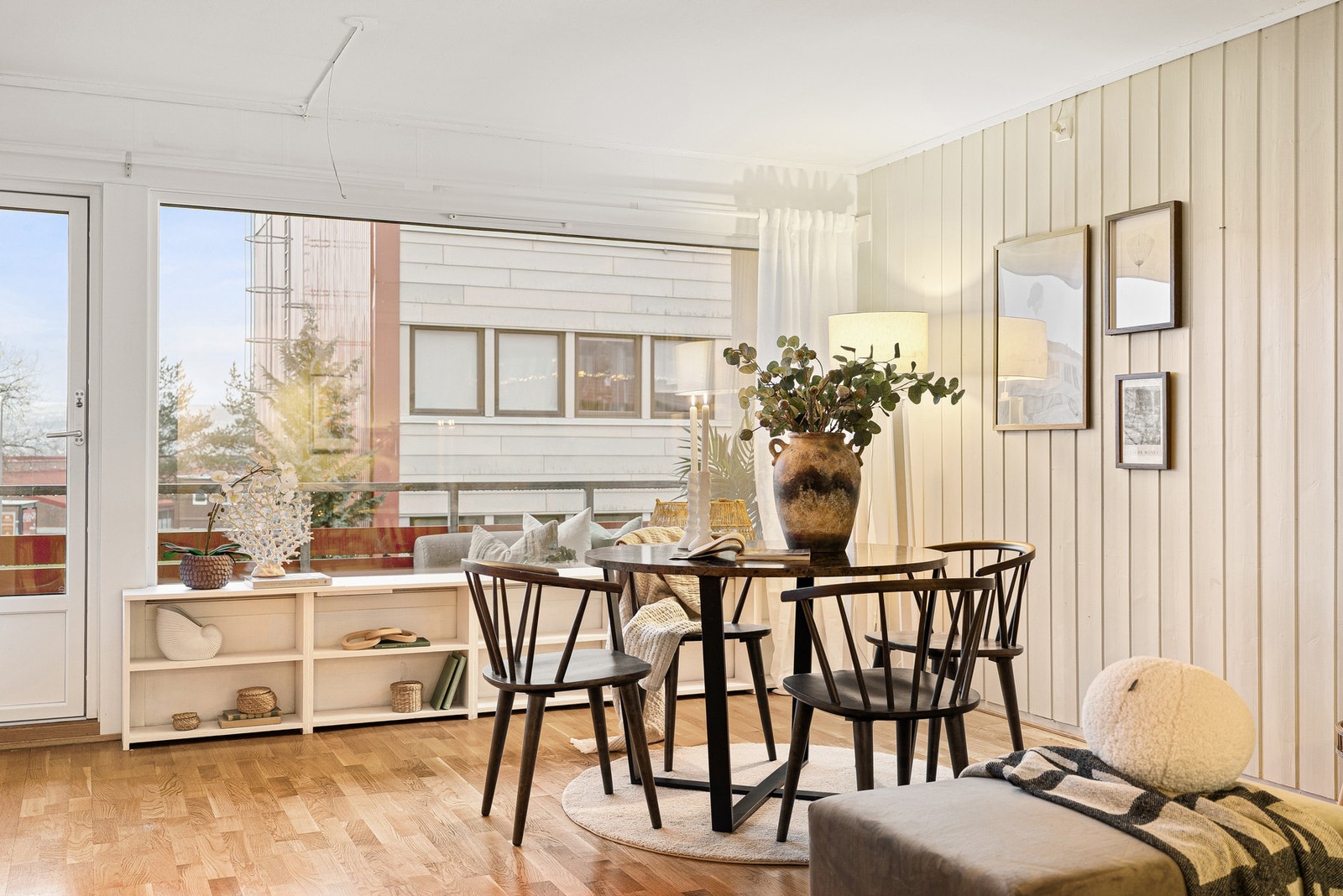 Store vindusflater bidrar til rikelig med naturlig lysinnslipp. Galleribilde