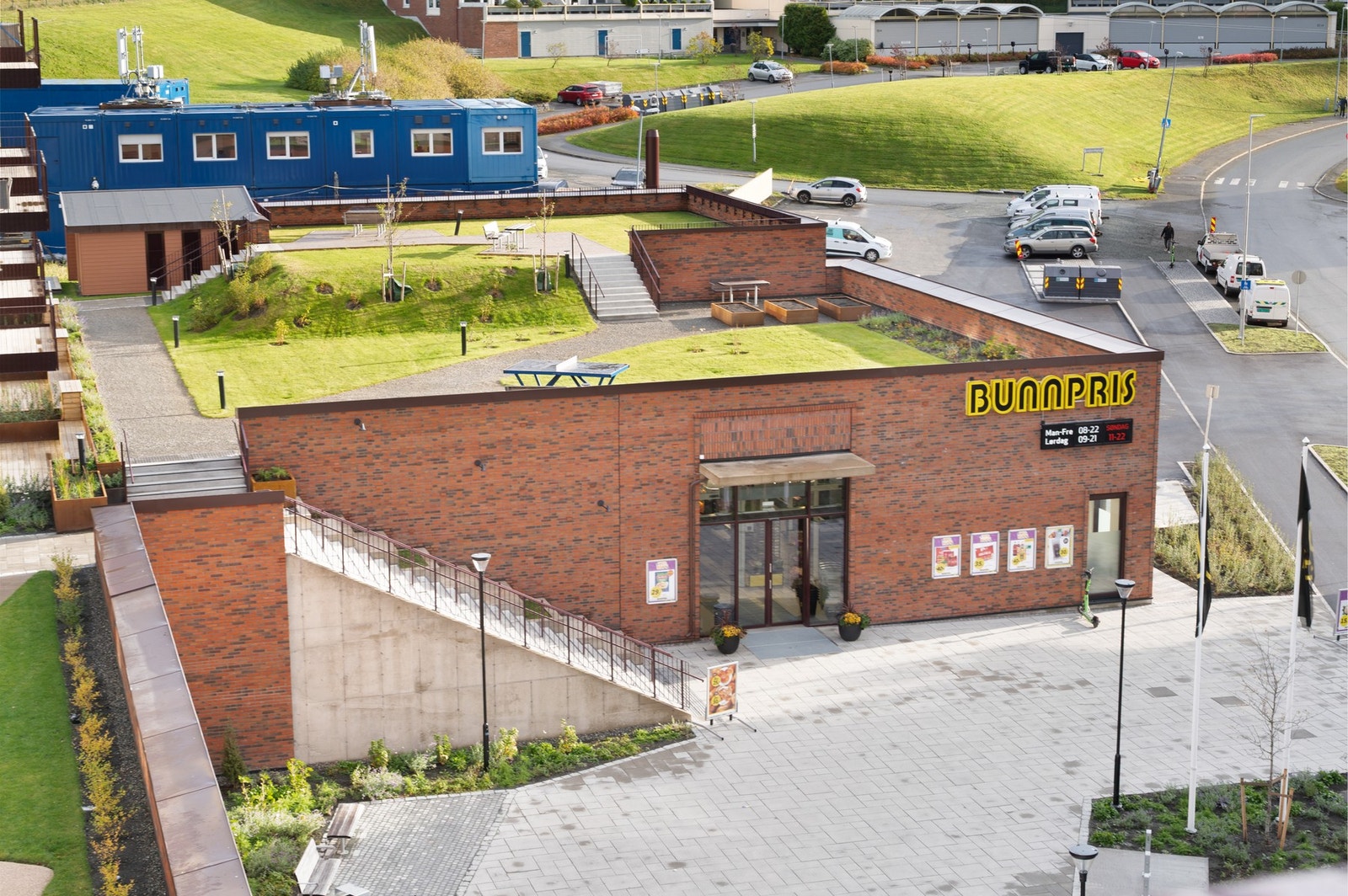 Det er umiddelbar nærhet til bunnpris Vestlia som også har en egen søndagsåpen avdeling. Galleribilde