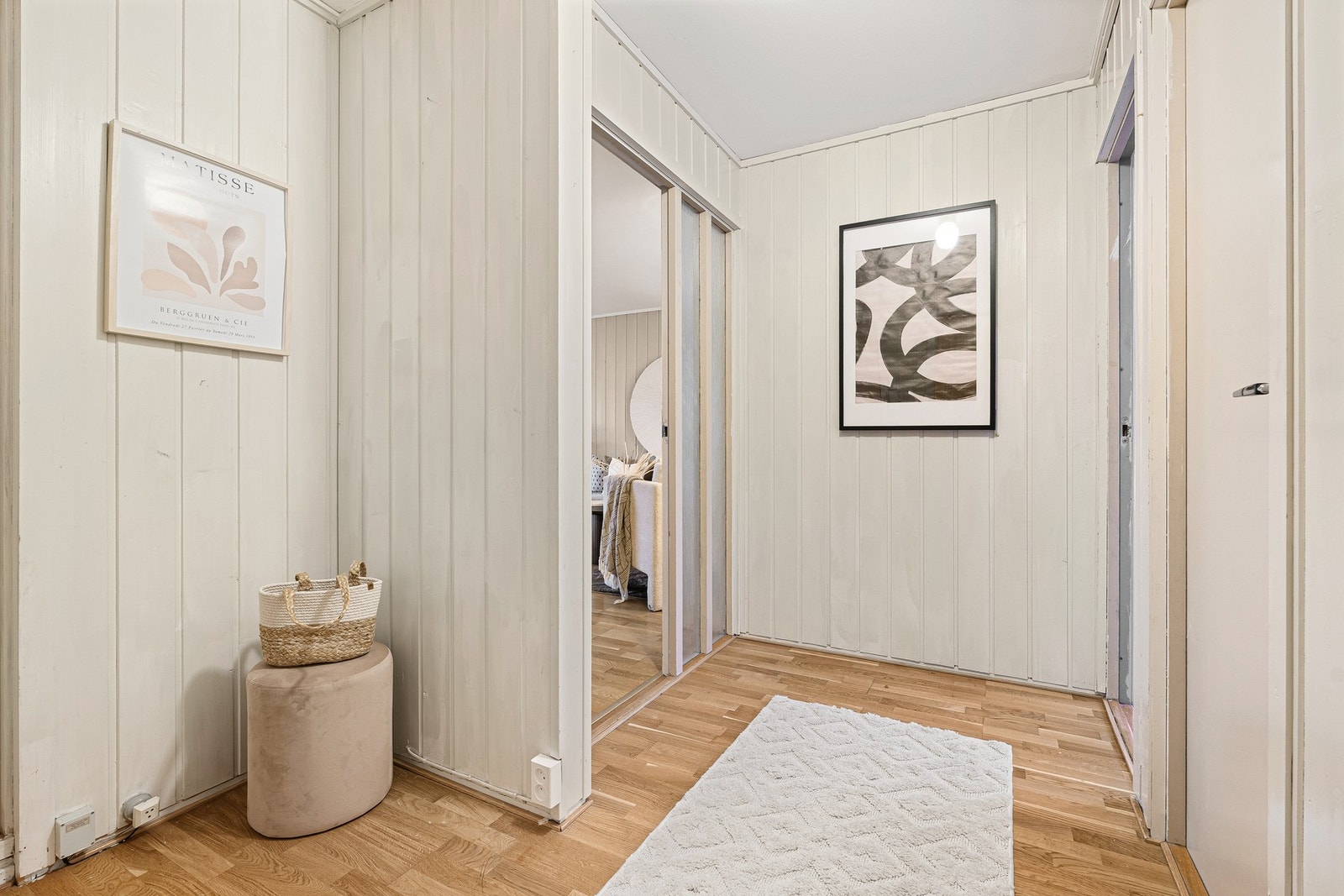 Stor gang med plass til sko- og klesoppheng. Galleribilde