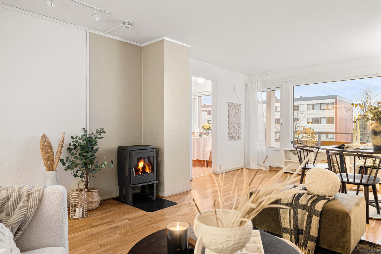 Stuen er utstyrt med en praktisk vedovn som bidrar til en lun oppvarming. Galleribilde