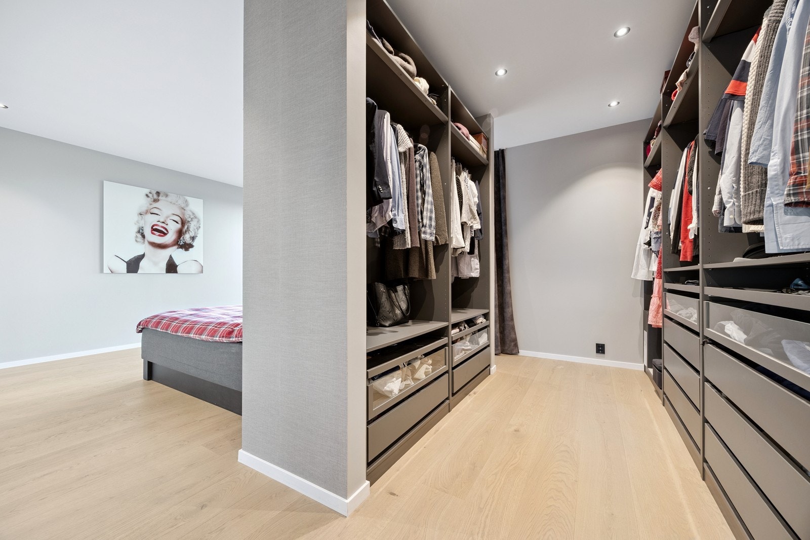 Walk-in garderobe til hovedsoverom Galleribilde