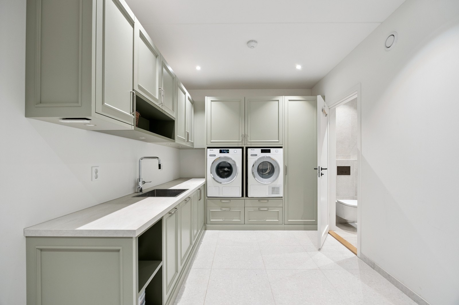 Lekkert vaskerom med hvitevarer inkludert Galleribilde