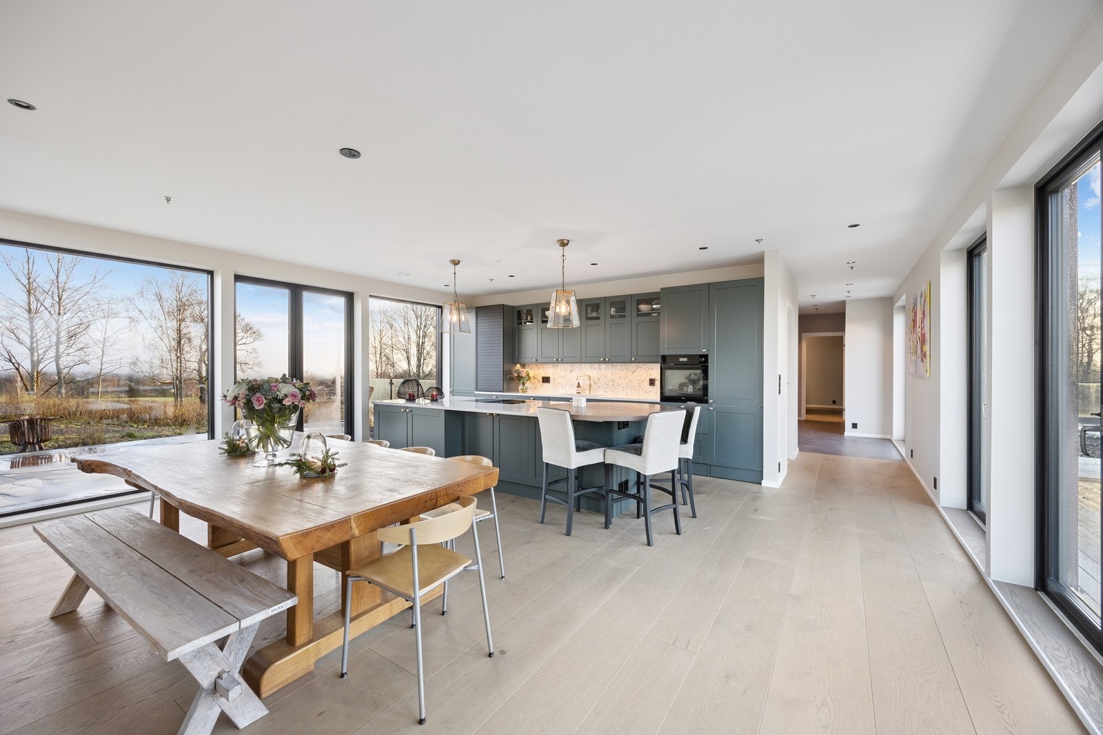 Flott kjøkken med utgang til platting på begge sider av boligen Galleribilde