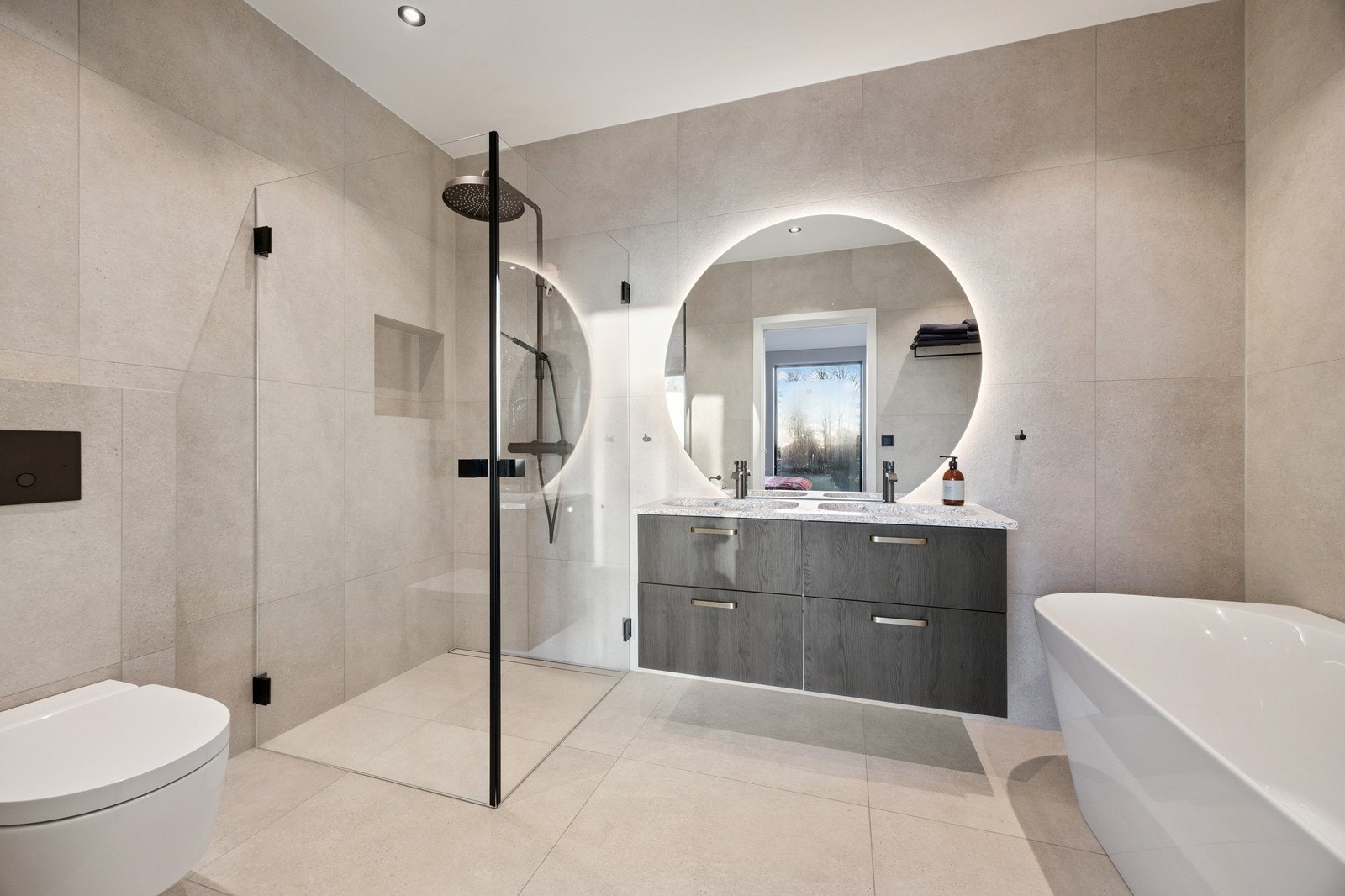 Lekkert bad tilknyttet hovedsoverom Galleribilde