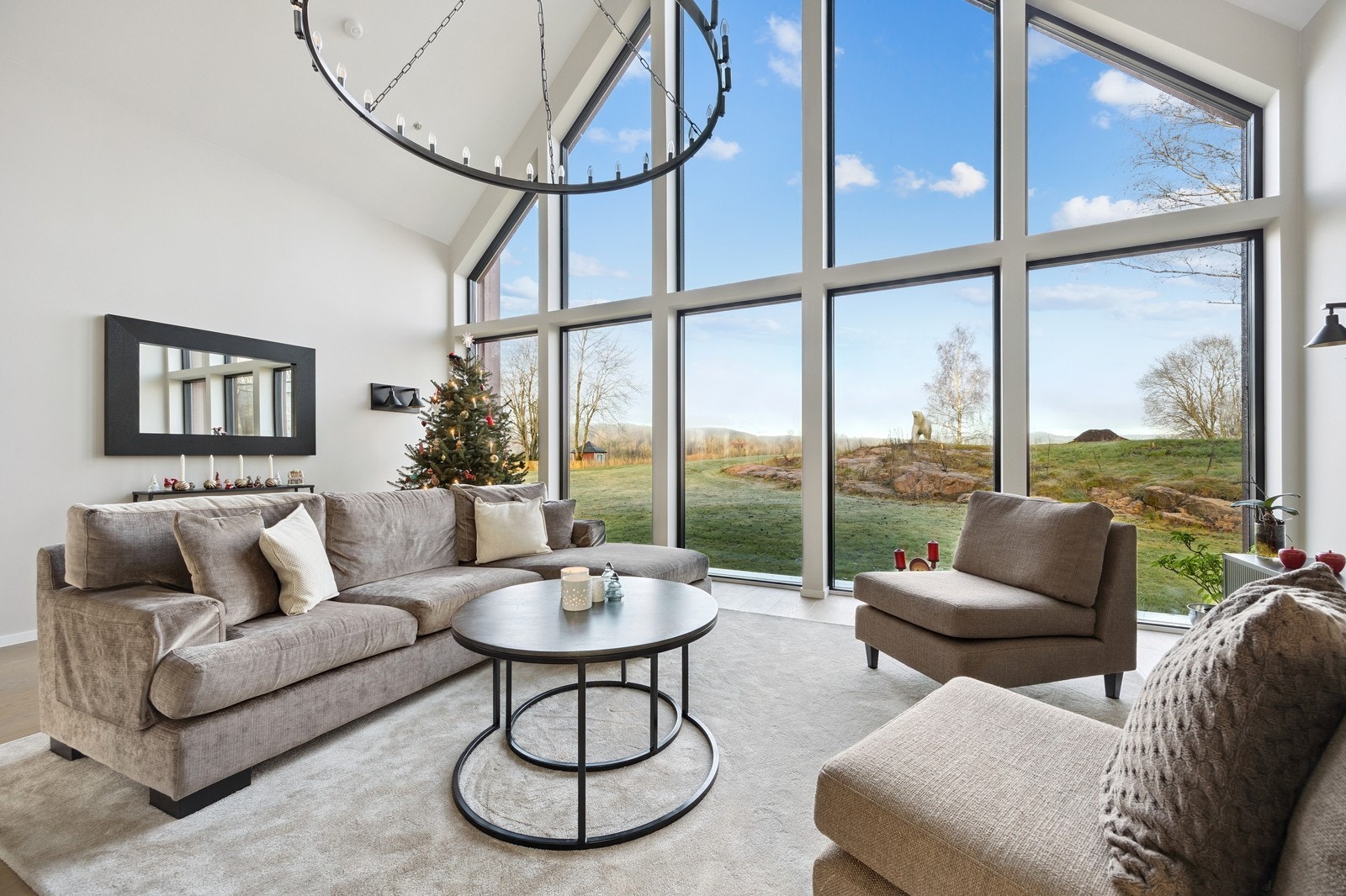 Lekker stue med store vinduer, mot flotte utearealer Galleribilde