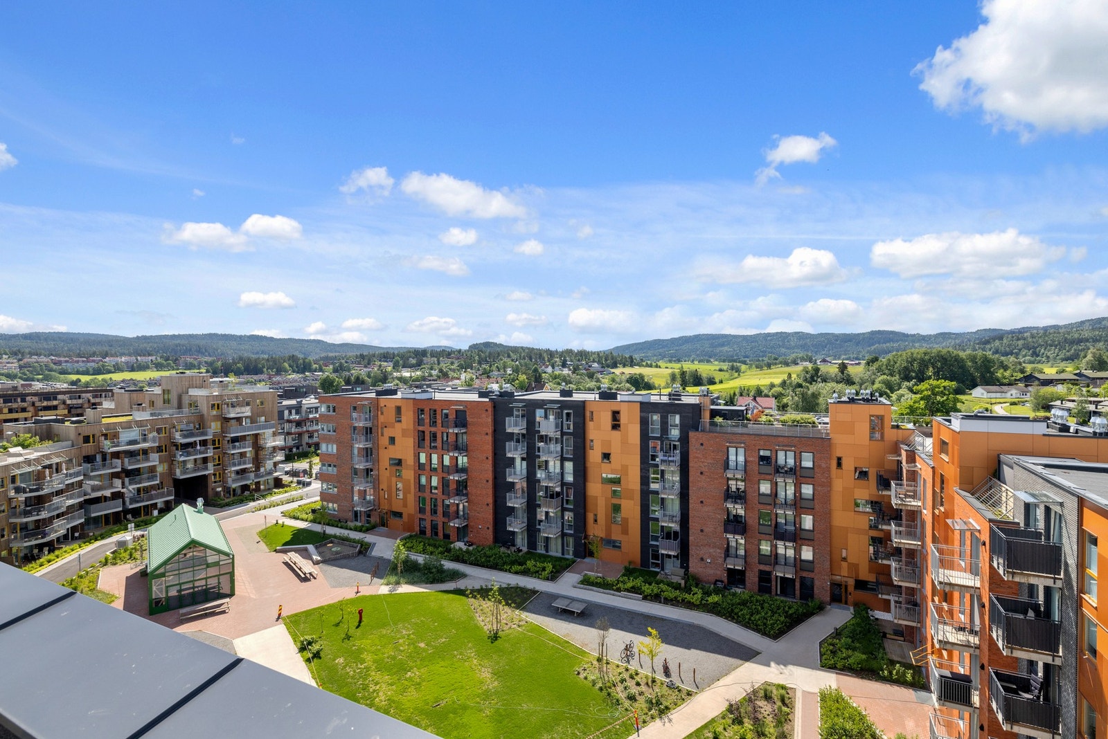Fra takterrassen kan du nyte fantastisk utsikt over Lørenskog og nærliggende natur Galleribilde