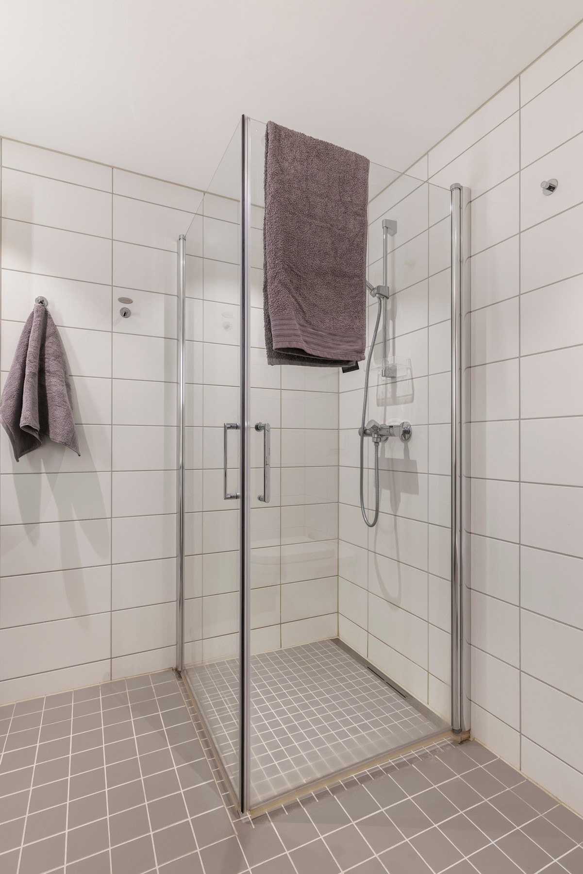 Rommet har et dusjhjørne med to svingbare glassdører Galleribilde