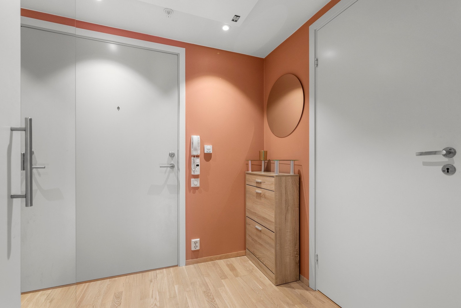 Entreen er pen med vegger malt i en trendy farge og flott parkett på gulvet Galleribilde