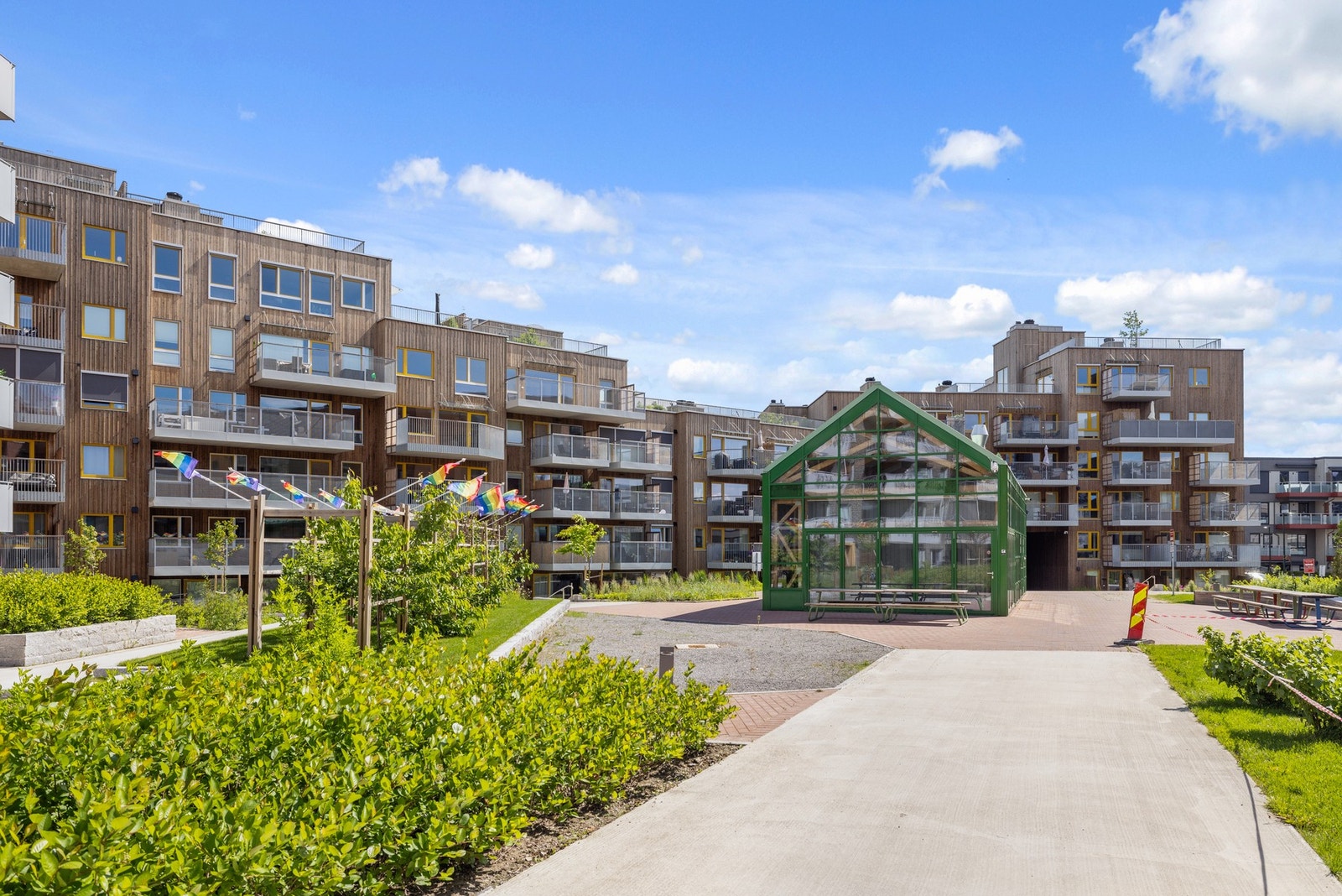 Borettslaget har et frodig gårdstun som inviterer til opphold, lek og aktivitet for alle beboerne Galleribilde