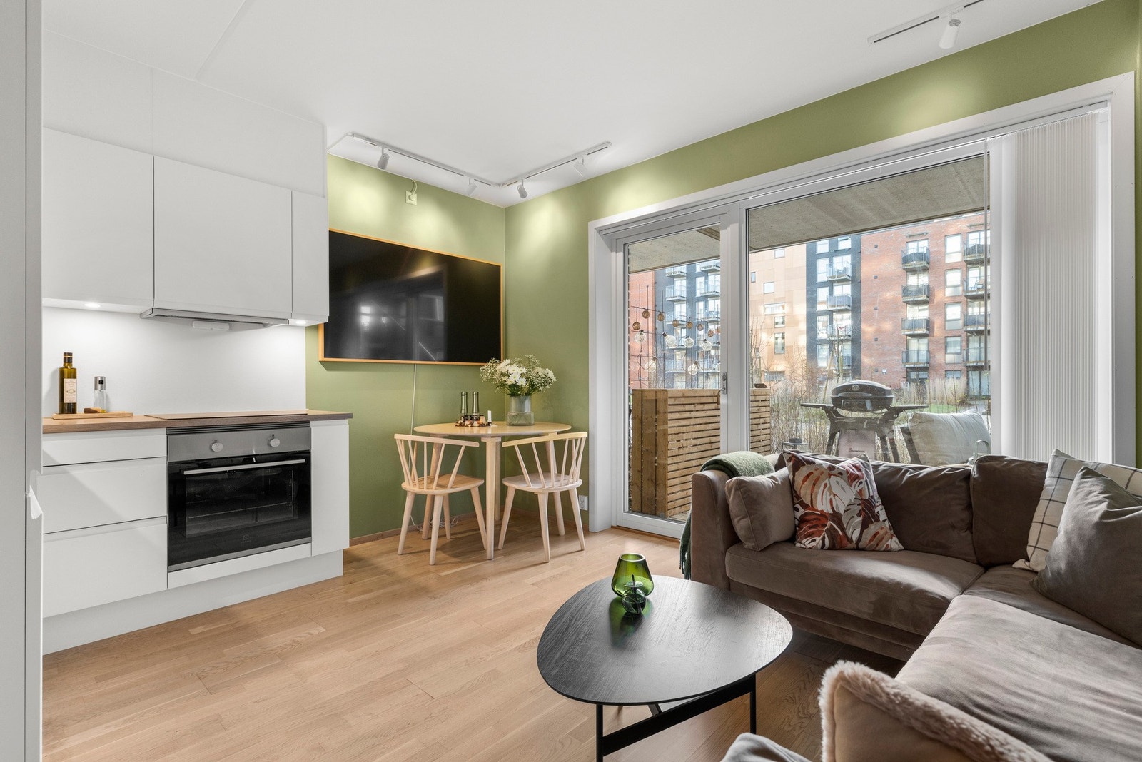 Stuen ligger i åpen løsning med kjøkkenet, og sammen danner de et lyst og innbydende allrom Galleribilde