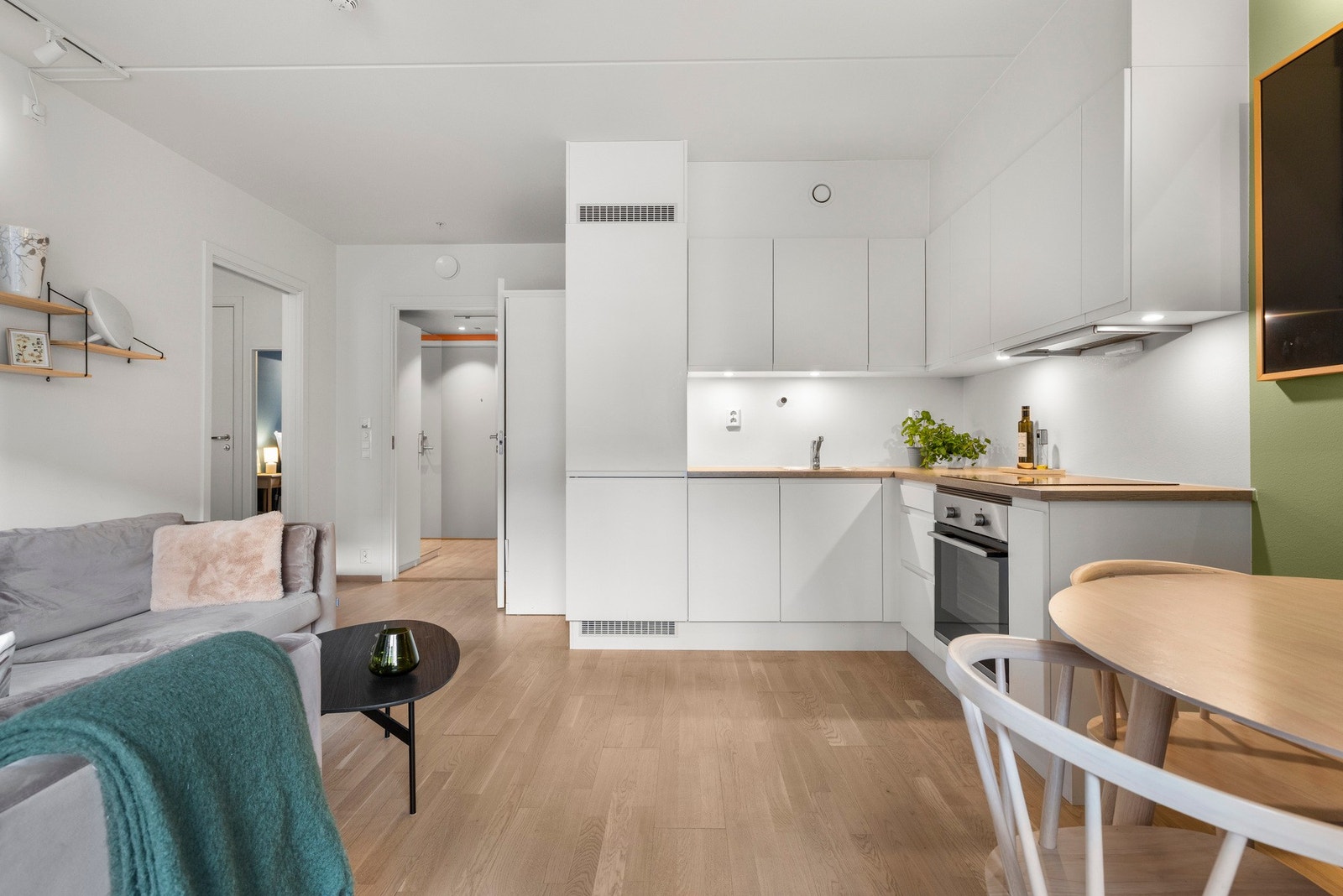 Kjøkkenet er utstyrt med integrerte hvitevarer som platetopp, komfyr, oppvaskmaskin og kjøl/frys Galleribilde