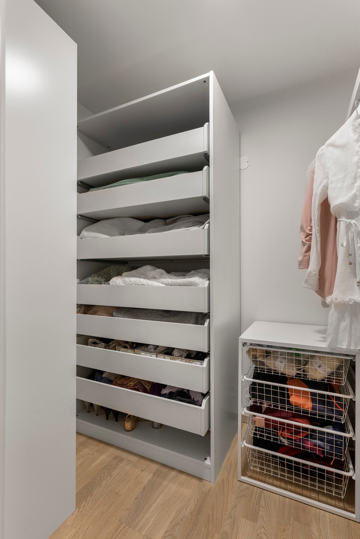 Her er det god plass til oppbevaring av klær og det man måtte trenge Galleribilde