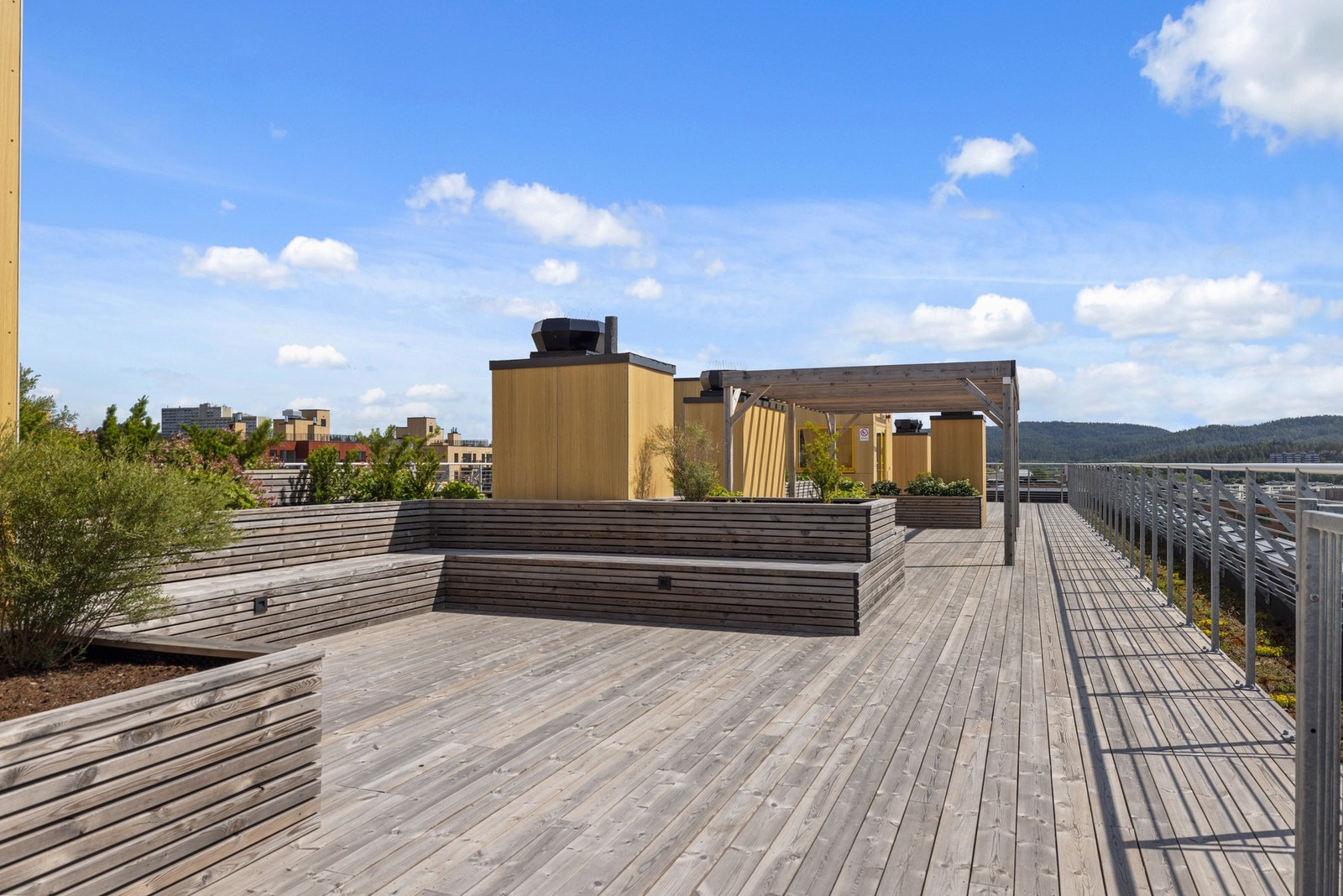 Sommerdagene kan nytes på en flott, felles takterrasse Galleribilde