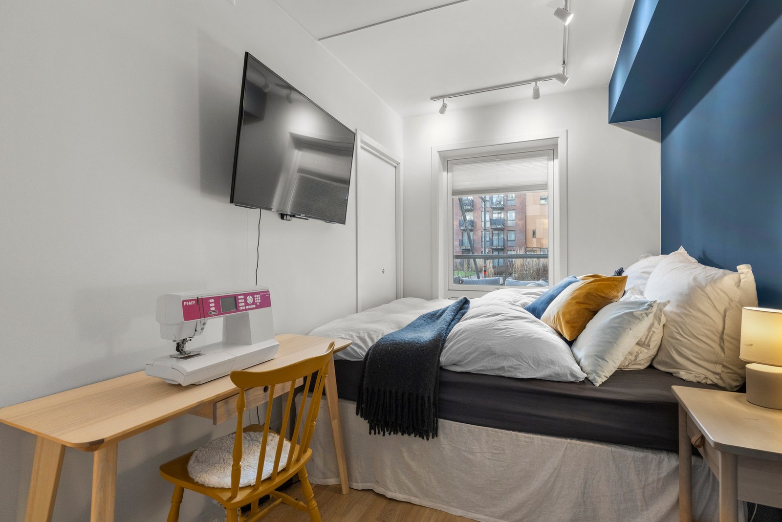 Rommet har plass til dobbeltseng og tilhørende nattbord, samt oppbevaringsmøblement Galleribilde