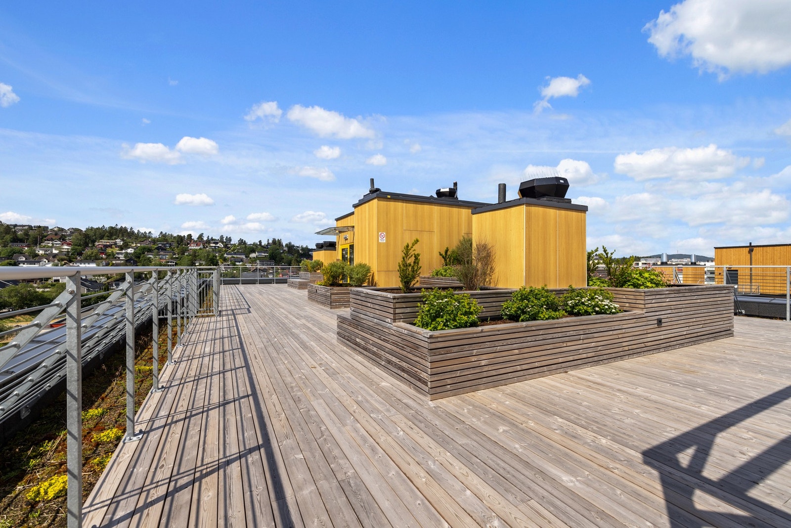 På takterrassen er det benker, belysning og plassbygde blomsterkasser Galleribilde
