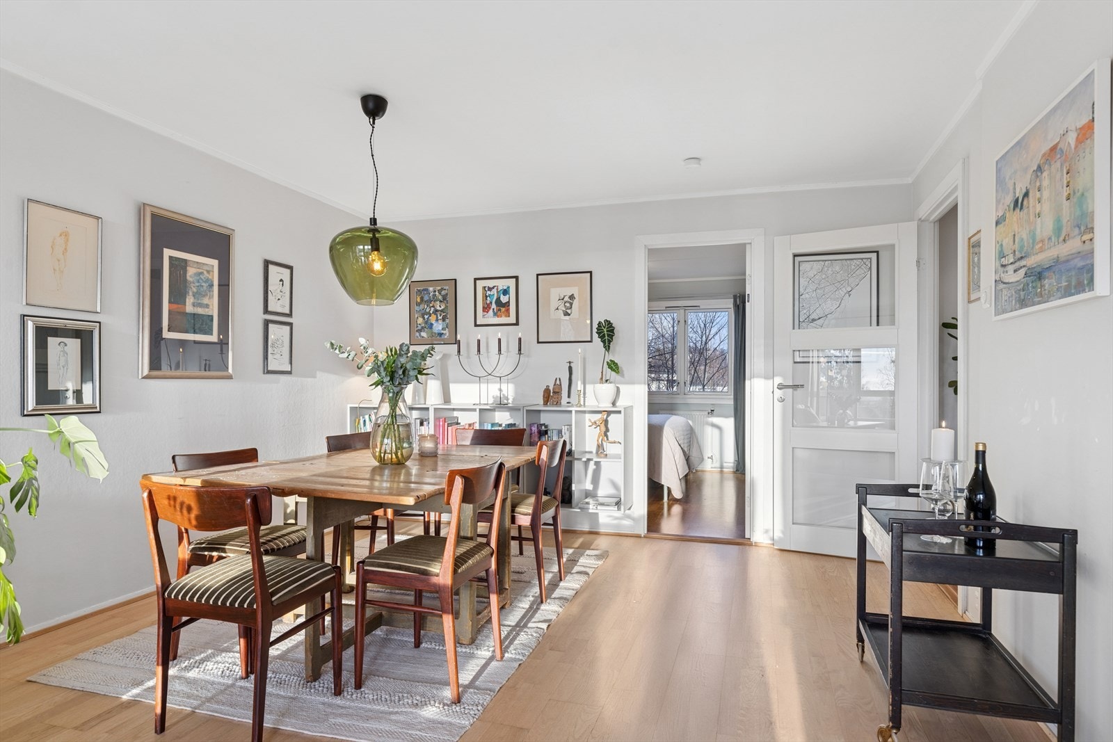 Det er god plass til både sofagruppe og spisebord. Galleribilde