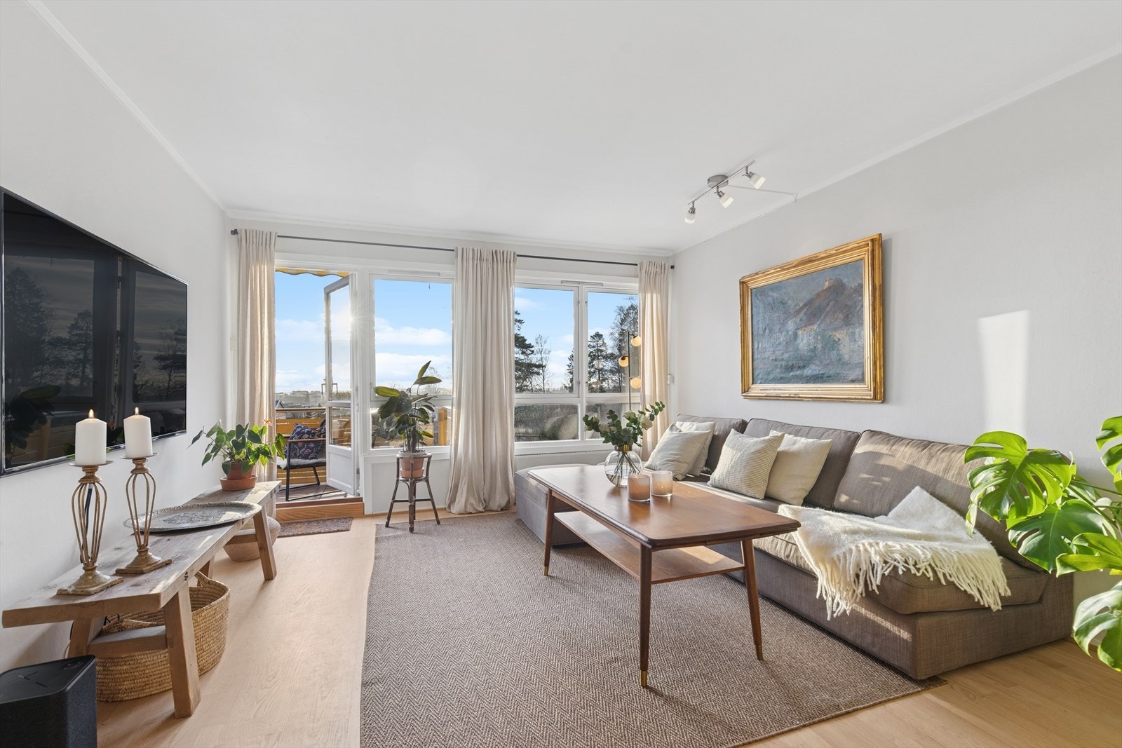 Stuen oppleves som luftig, åpen og svært innbydende. Galleribilde