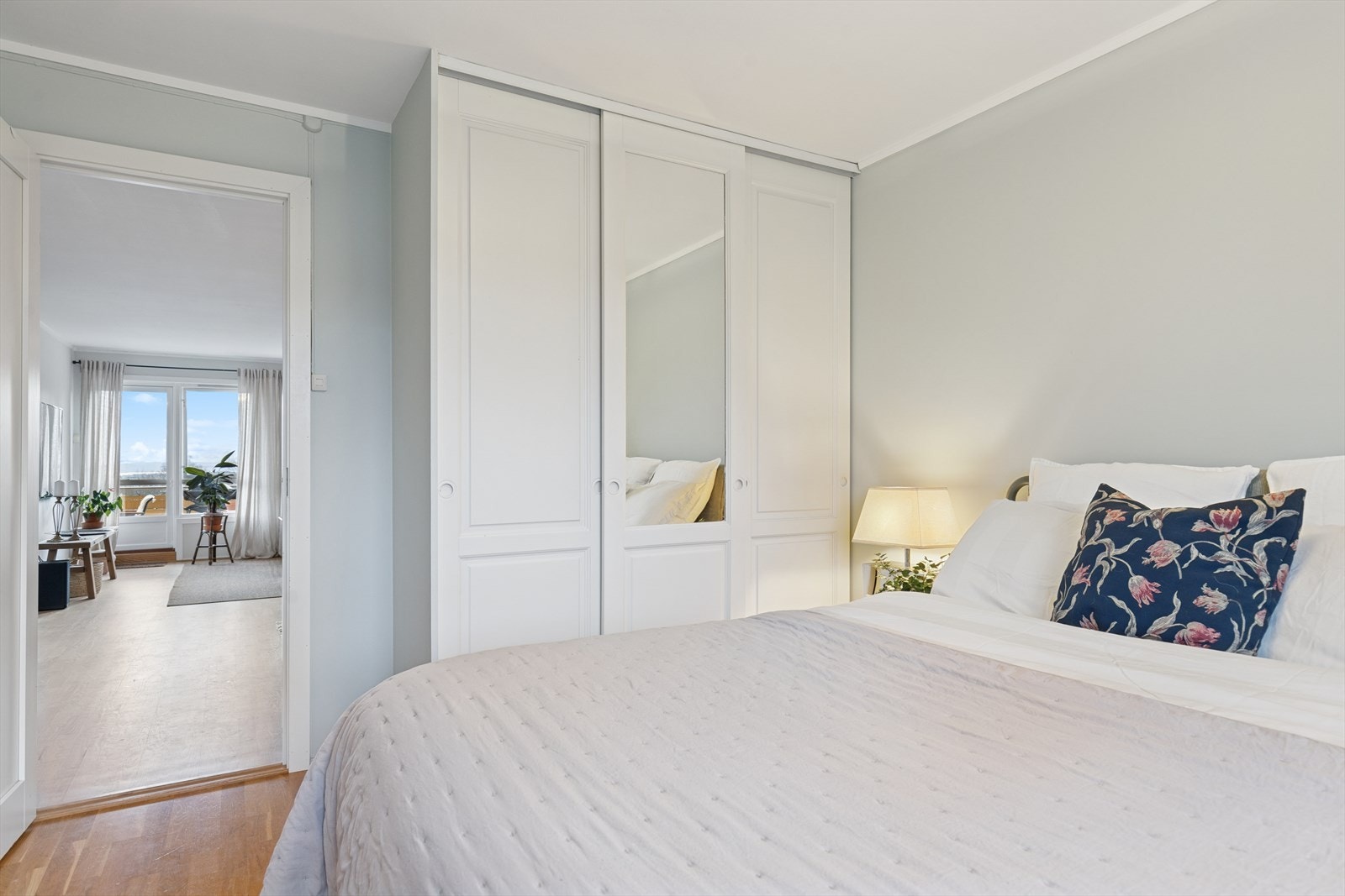 Hovedsoverommet er romslig og gir plass til dobbeltseng og oppbevaring. Galleribilde