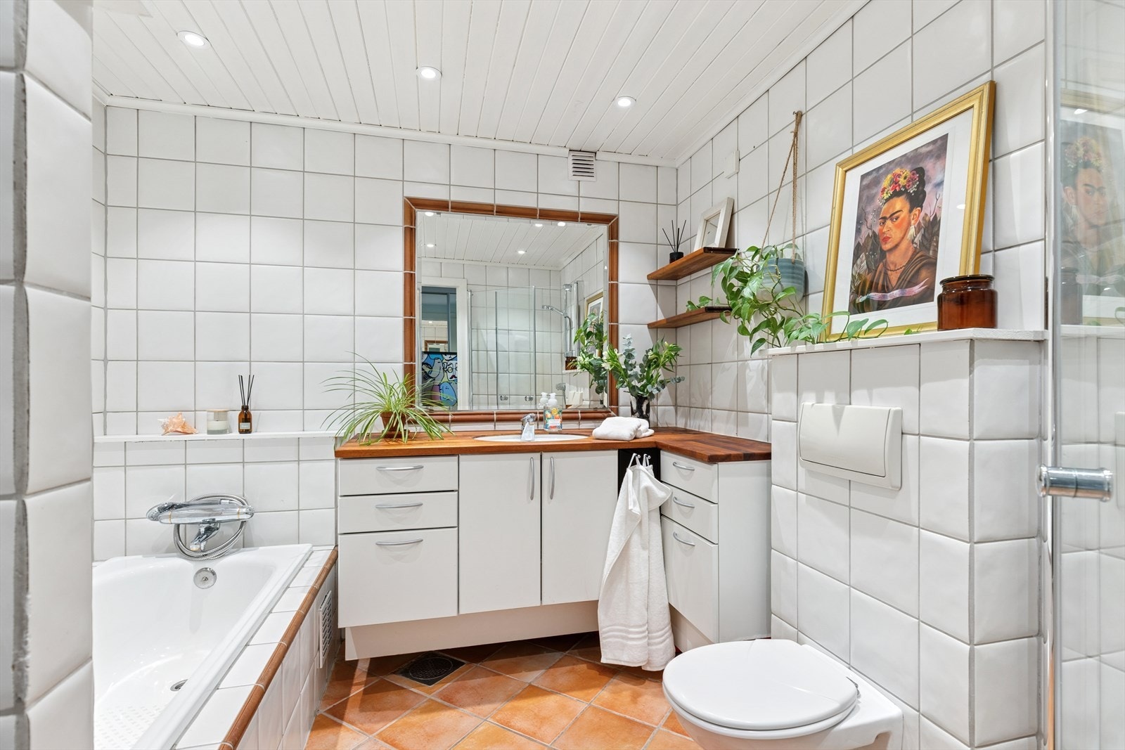 Fint flislagt bad/wc med badekar - praktisk med opplegg til vaskemaskin - varmekabler - godt med oppbevaring i skuffer og skap Galleribilde