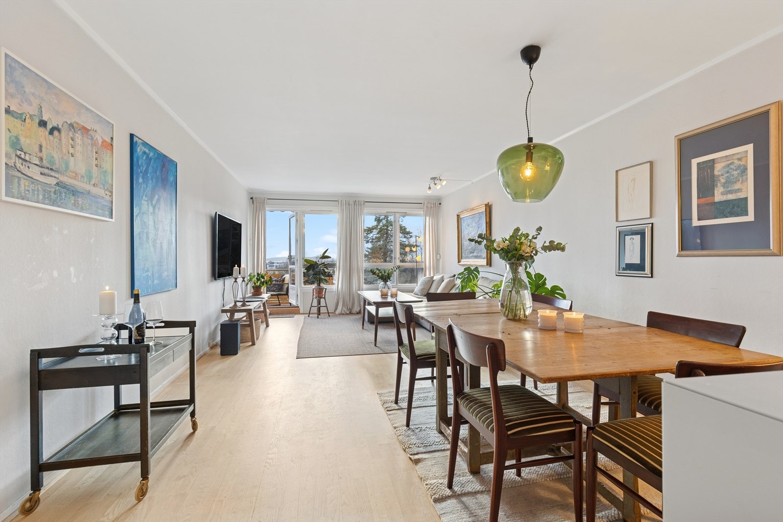 Den åpne løsningen gir en sosial og innbydende atmosfære. Galleribilde