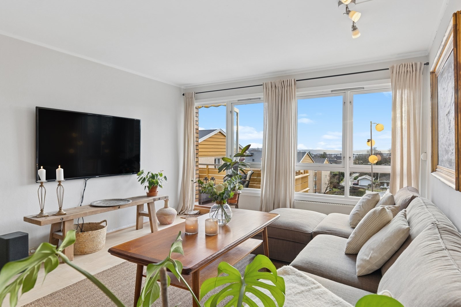 Direkte utgang til balkong gir en naturlig forlengelse av stuen. Galleribilde