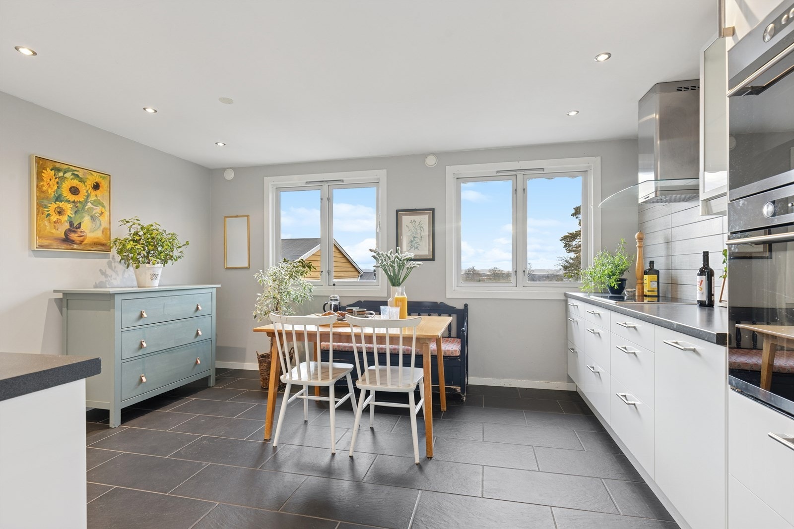 Fin spiseplass med vinduer som slipper inn rikelig med naturlig lys. Galleribilde