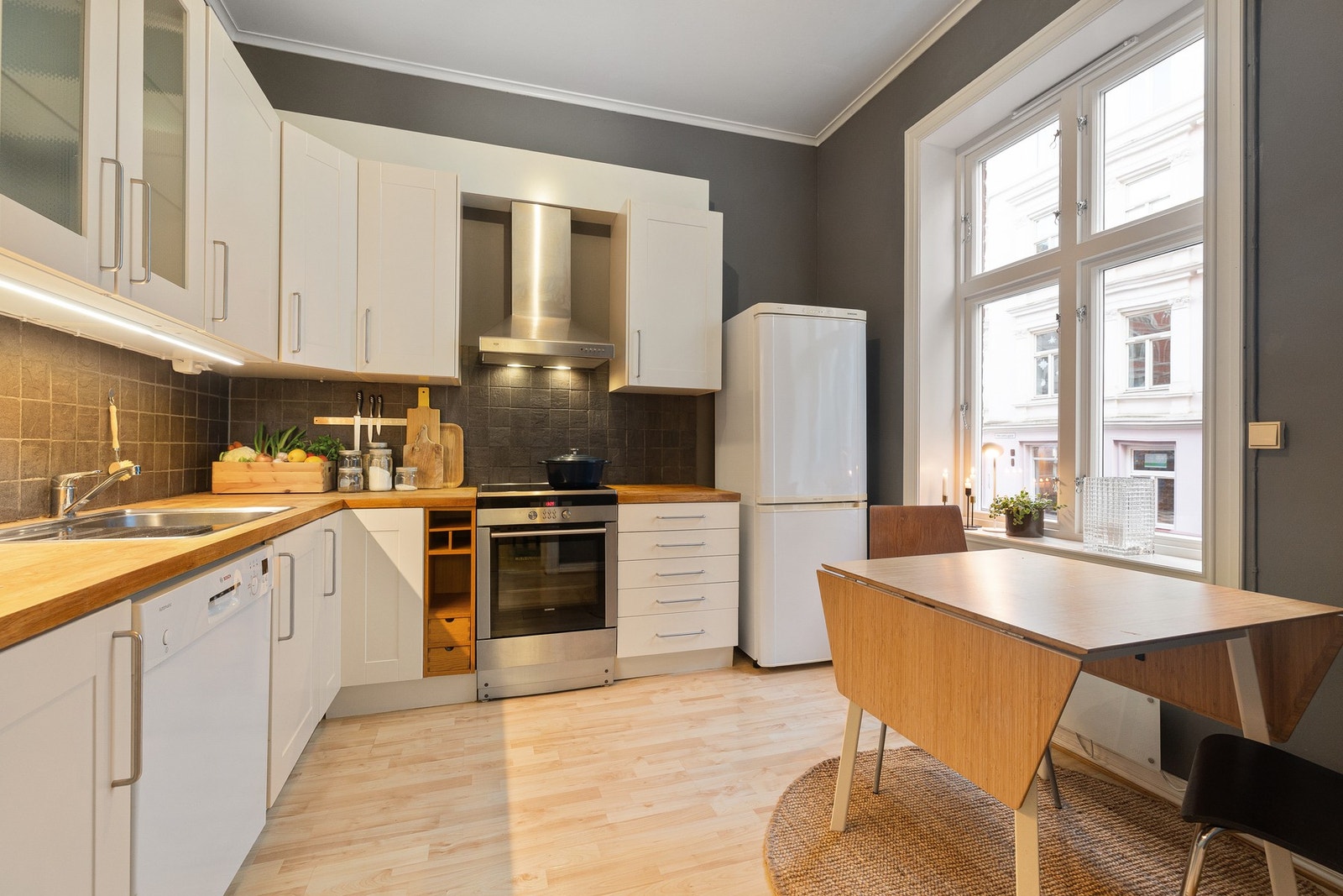 Separat kjøkken med god skap- og benkeplass. Her er det også god plass til spisebord for deg som liker å spise f eks frokost på kjøkkenet. Galleribilde