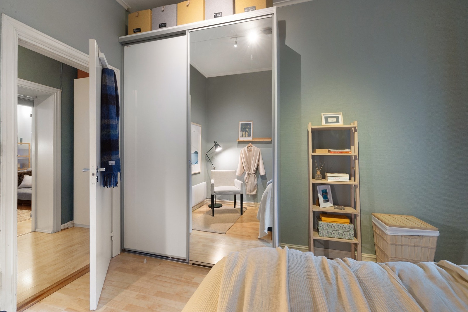 En praktisk skyvedørsgarderobe følger leiligheten. Det er plass til flere skap for den som ønsker det. Galleribilde