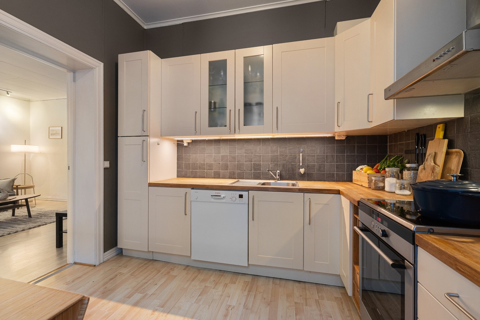 "Det at det er høyt under taket øker romfølelsen betraktelig", sitat selger. Galleribilde