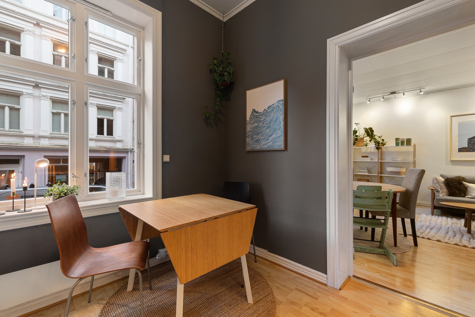 Et stort vindu gir kjøkkenet godt med lys. Alle vinduene i leiligheten er nye fra november 2025. Galleribilde