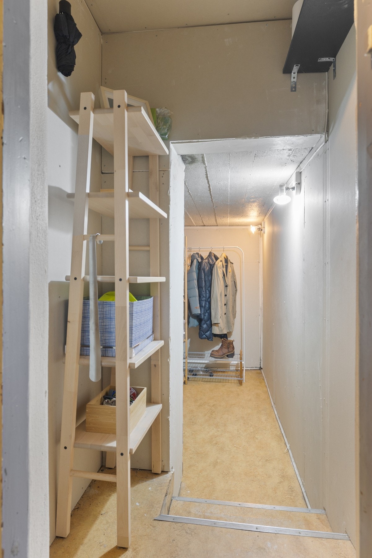 Leiligheten har 3 boder. En praktisk, innvendig bod med svært gode oppbevaringsmuligheter, i tillegg til både loftsbod og kjellerbod. Galleribilde