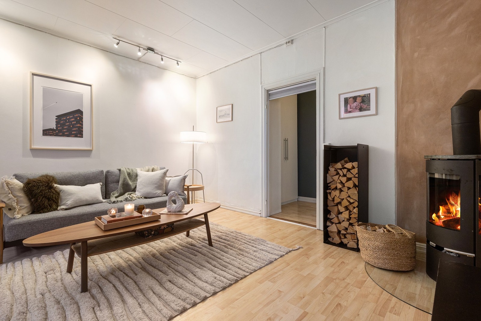 Sett mot mellomgang hvor man tar seg videre inn til leilighetens soverom. Oppbevaring i skap i mellomgang/entré. Galleribilde