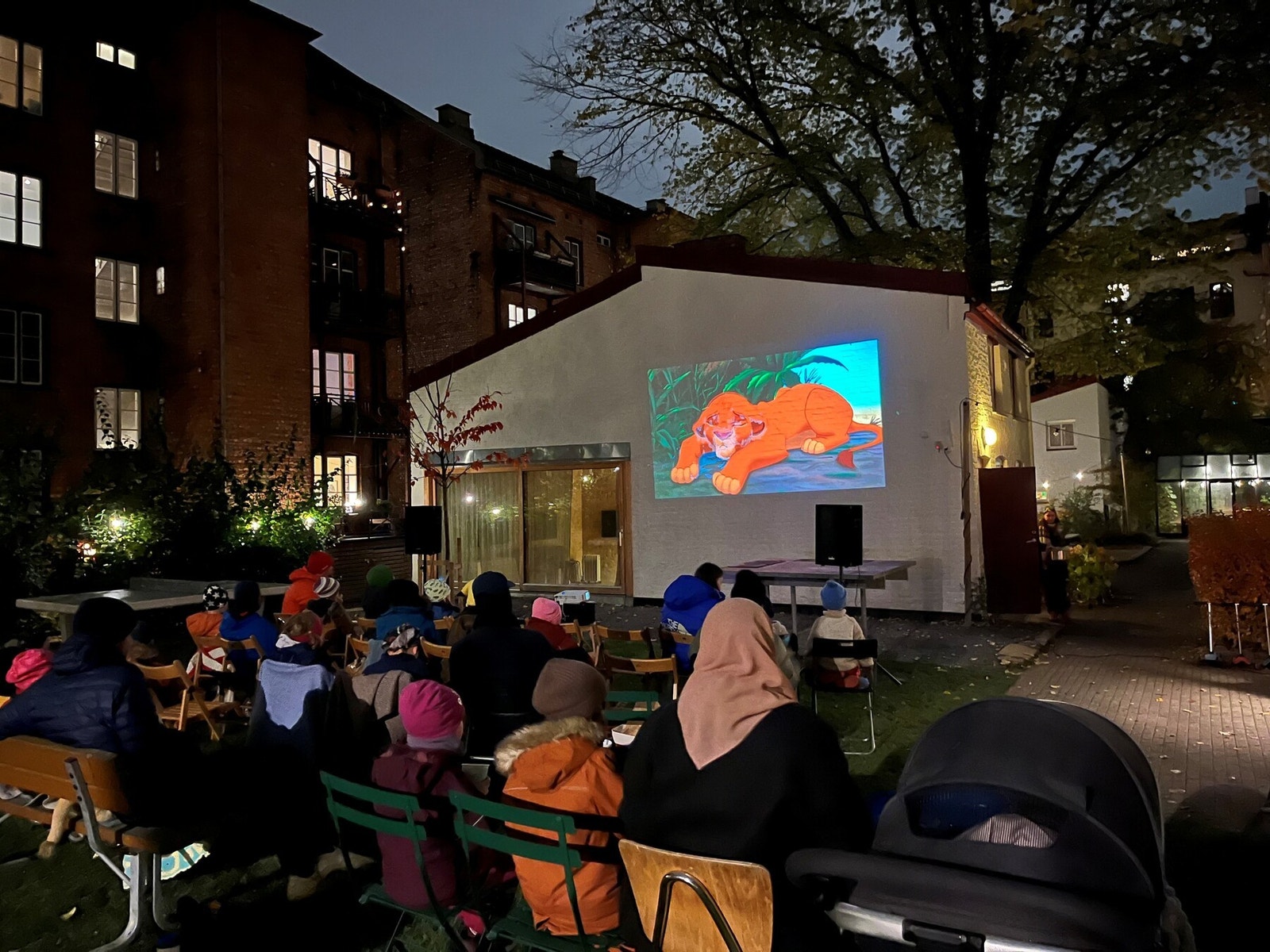 Det kan vel nesten ikke bli hyggeligere? Felleskino for store og små. Det hvite huset er et nyoppusset gjestehus med festlokale som kan leies til overnatting eller fest. Galleribilde