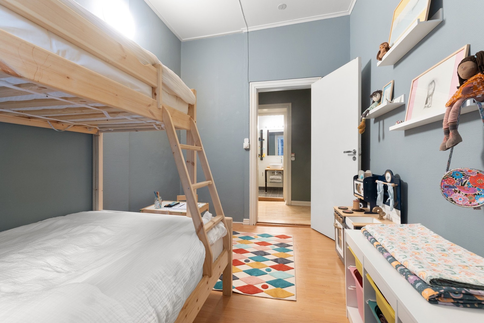 Sett fra soverom mot bad. Galleribilde