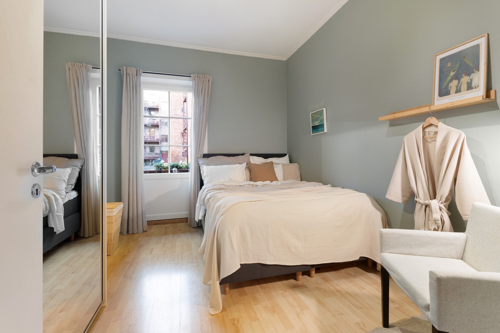 Meget romslig hovedsoverom med utgang til hyggelig balkong. Både soverom og balkong vender inn mot trivelig bakgård. Galleribilde