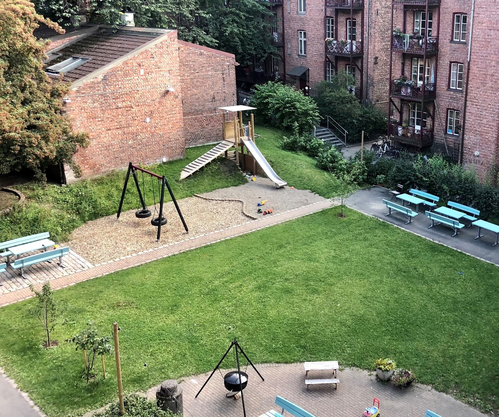 Her kan barna leke i trygge omgivelser, mens de voksne kan følge med fra sidelinjen. Galleribilde