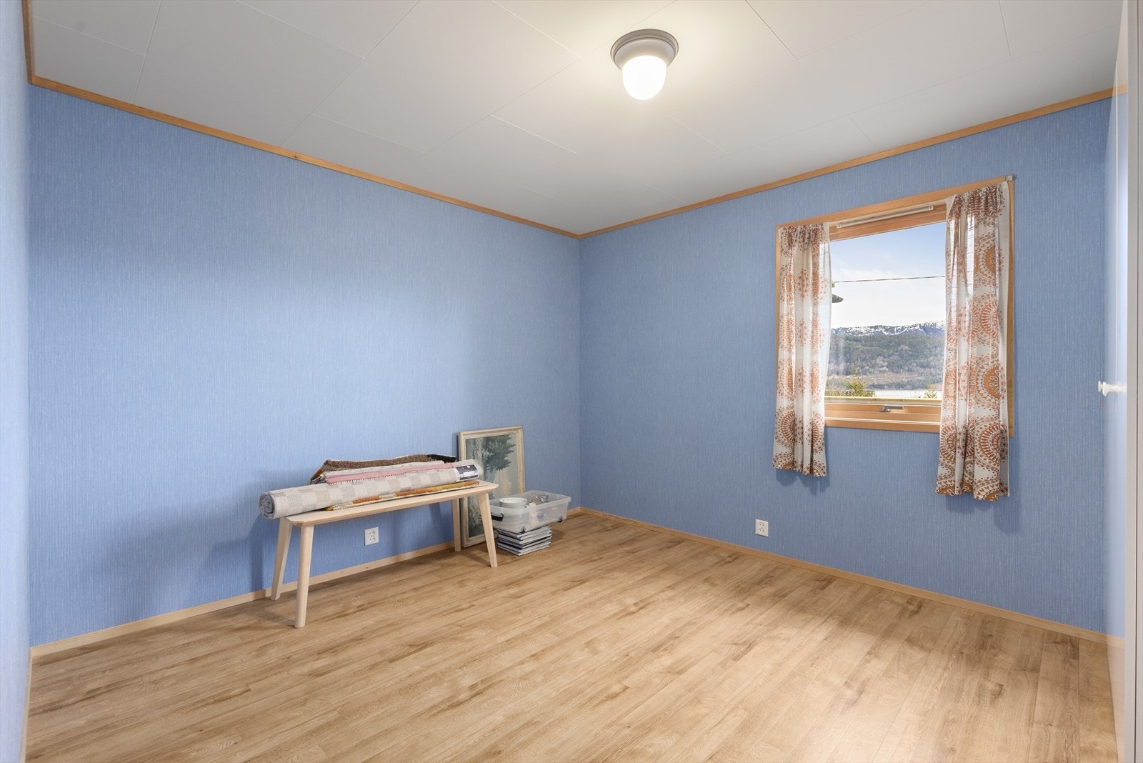 Overflater på soverommene består av belegg på gulv, tapet på vegg og takess i himling. Galleribilde