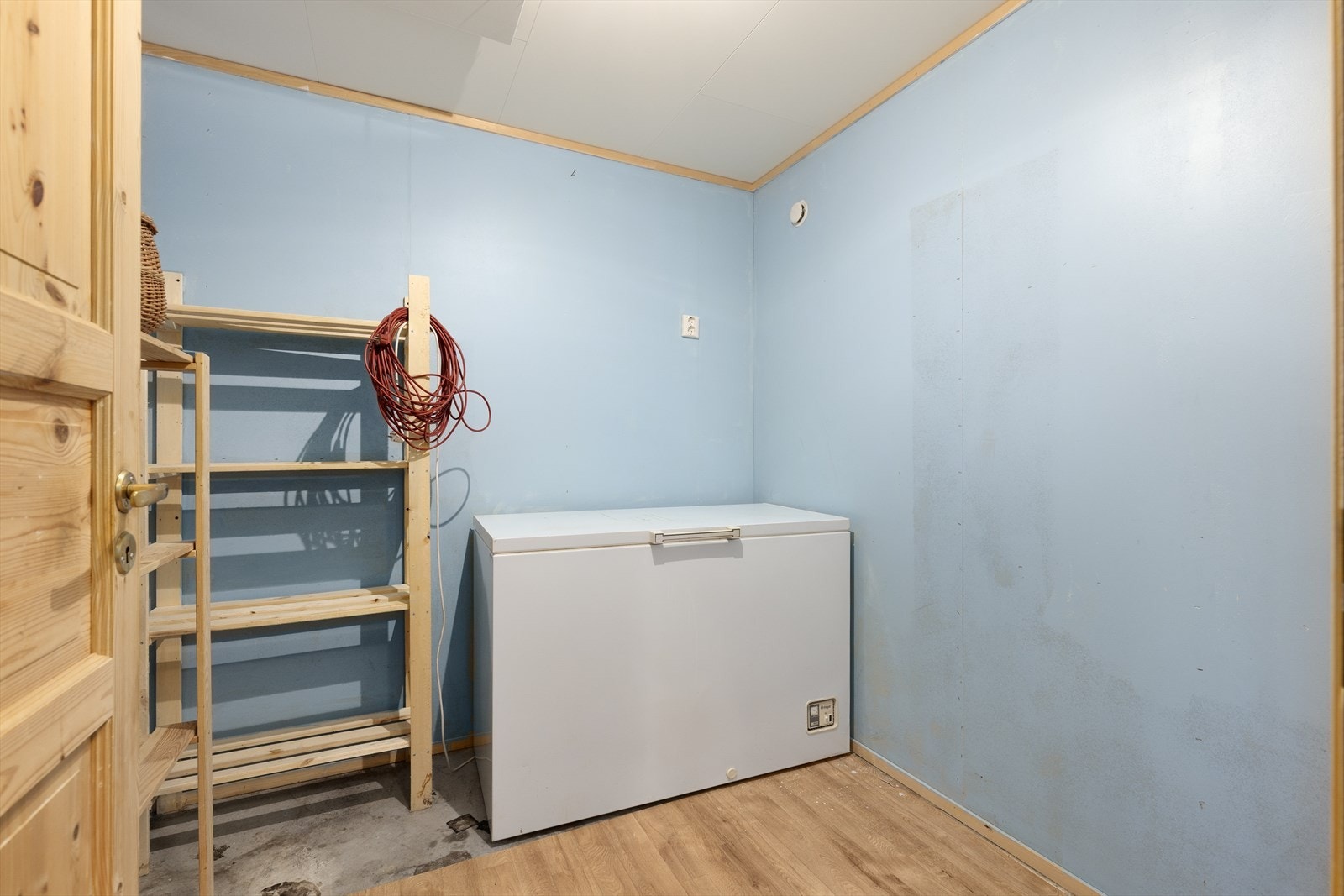 Boden ligger praktisk til i entré og har godt med lagringsplass. I himling er det takluke m/stigetrapp til kaldtloft. Galleribilde