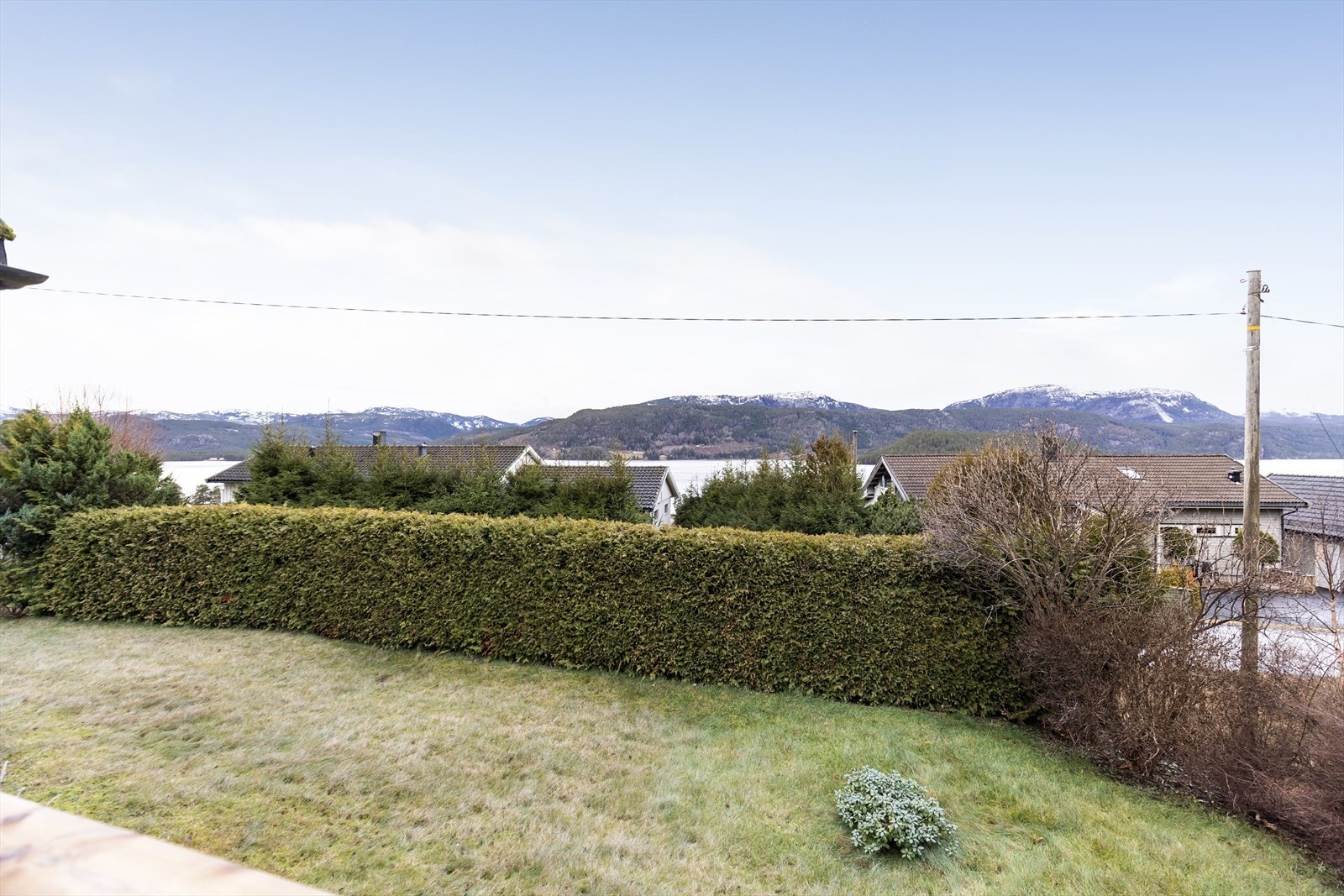 Fra verandaen er det trapp ned til hagedel som gir god boltreplass for både store og små. Galleribilde