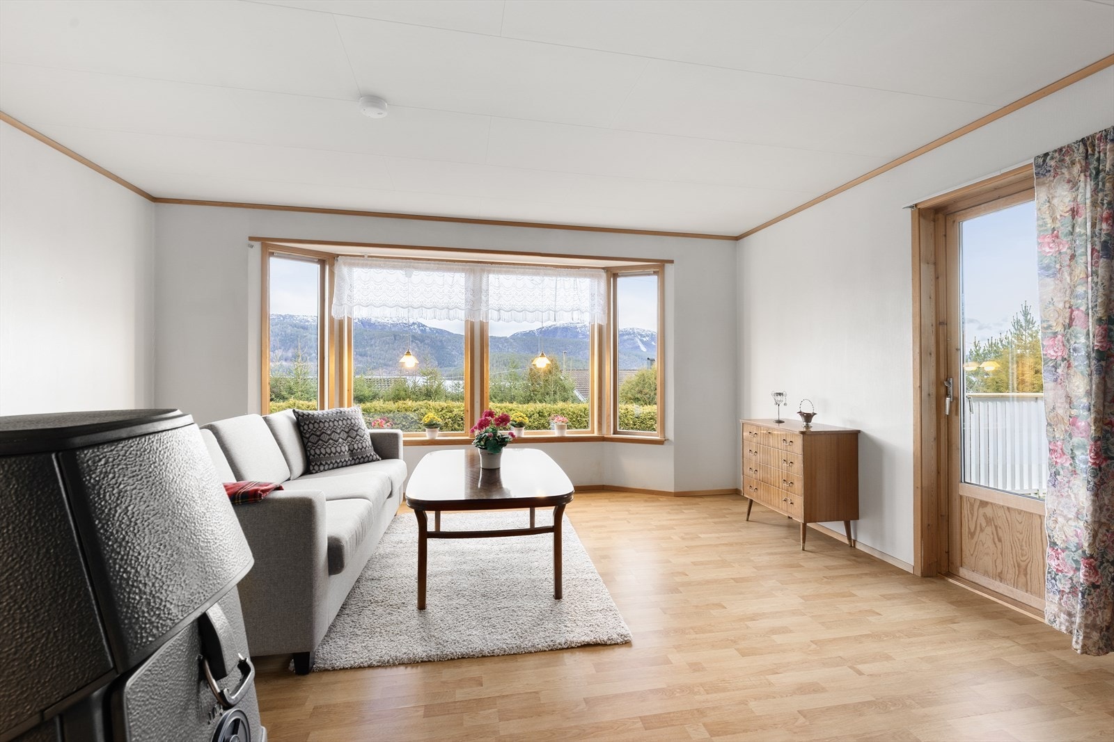 I stuen er det flere store vindusflater som slipper inn rikelig med naturlig lys samt gir flott utsyn. Galleribilde