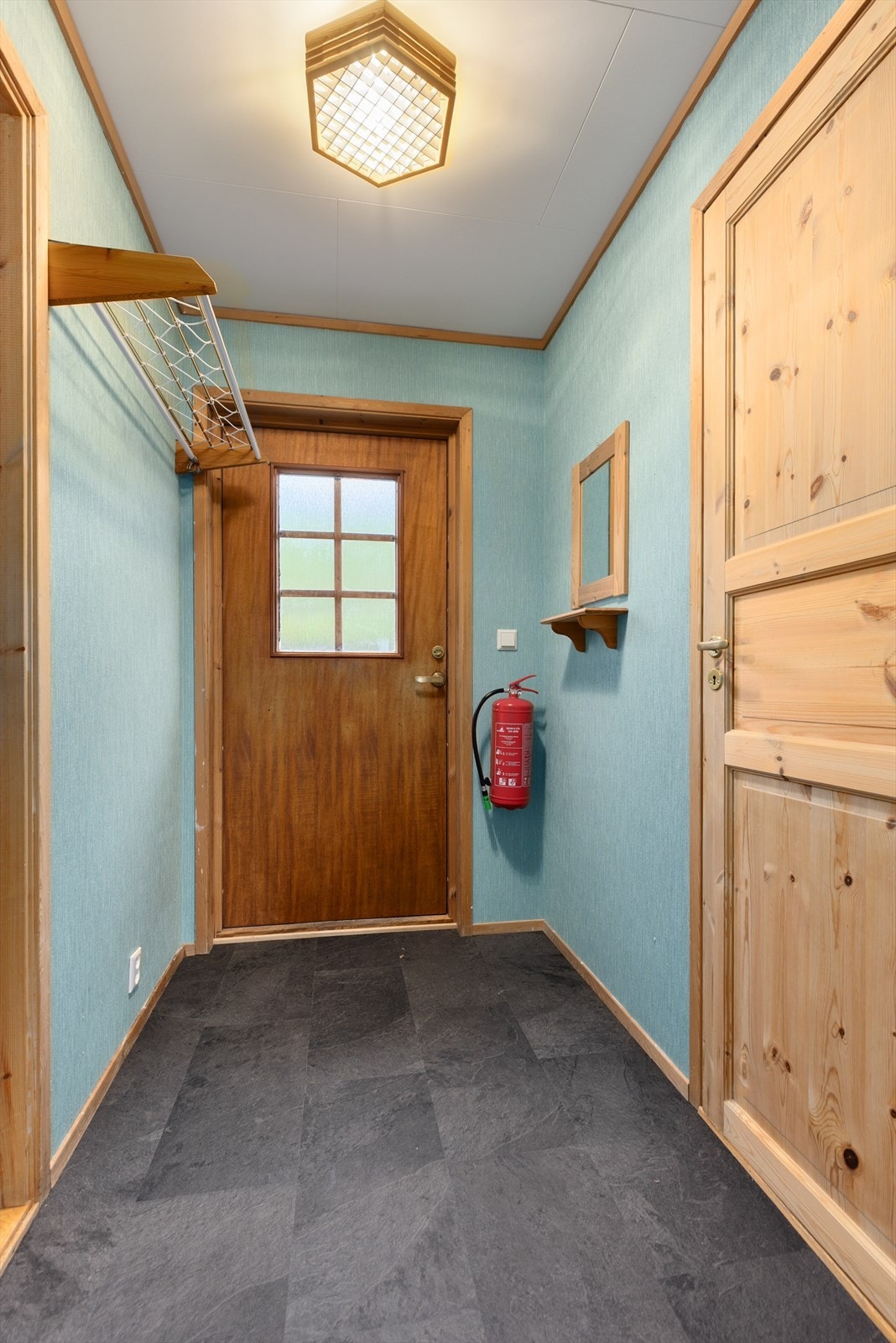 Entré med fin plass til å henge fra seg yttertøy. Galleribilde