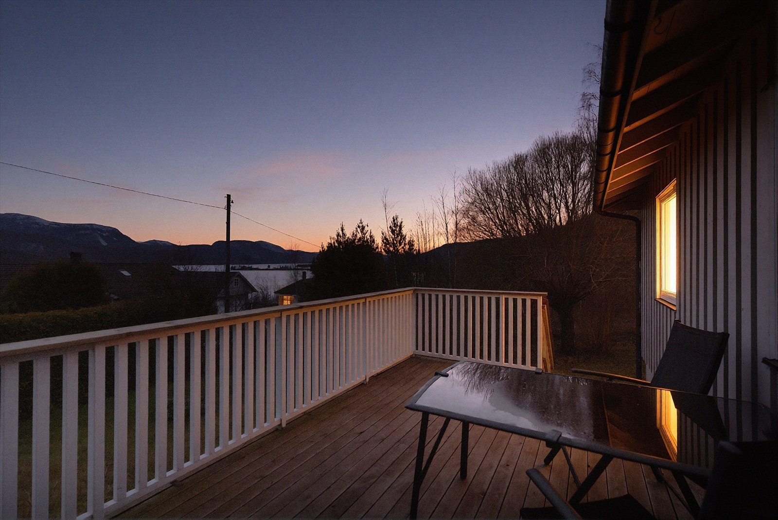 Fra verandaen er det utsikt til Nisser og nærliggende fjell. Galleribilde