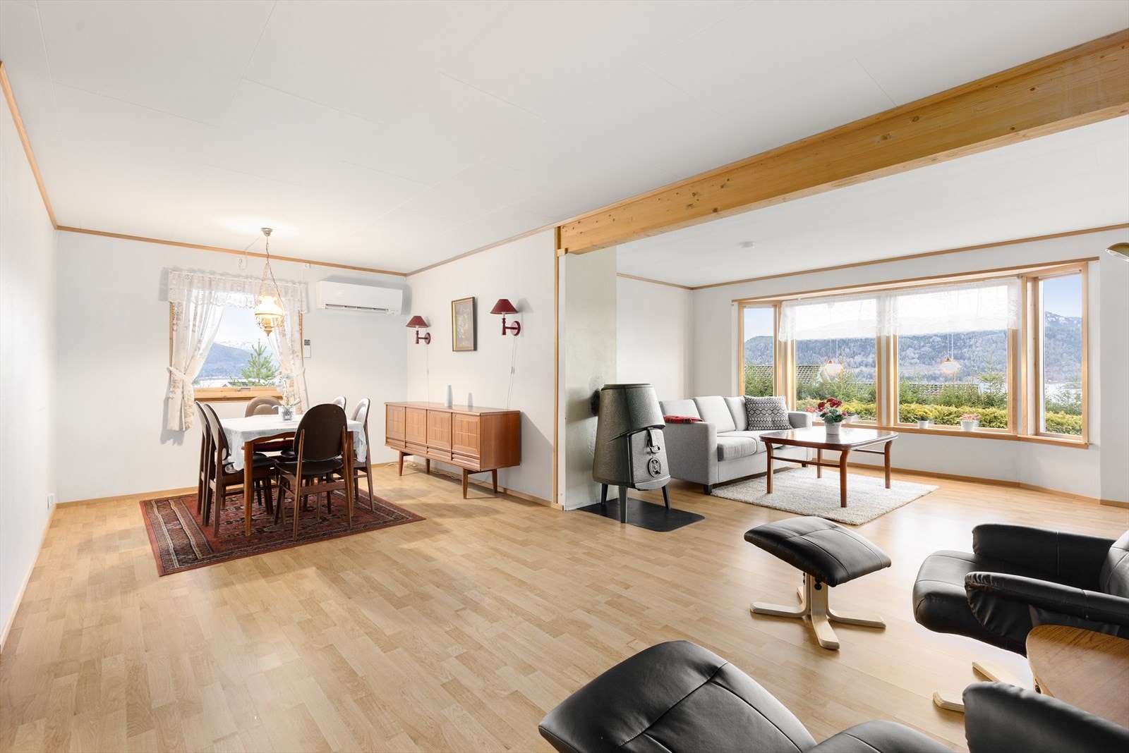 Stuen er romslig og gir gode møbleringsmuligheter ! Galleribilde