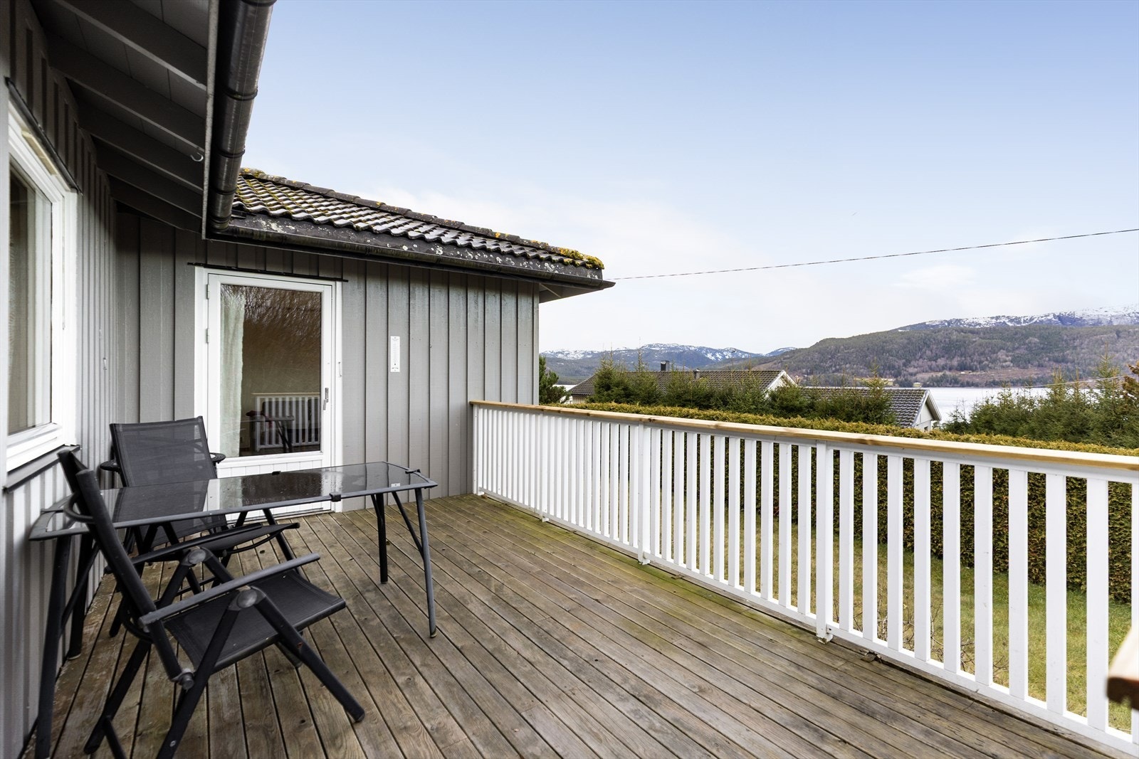 Fra stuen er det dør ut til veranda med god plass til utemøblement. Galleribilde