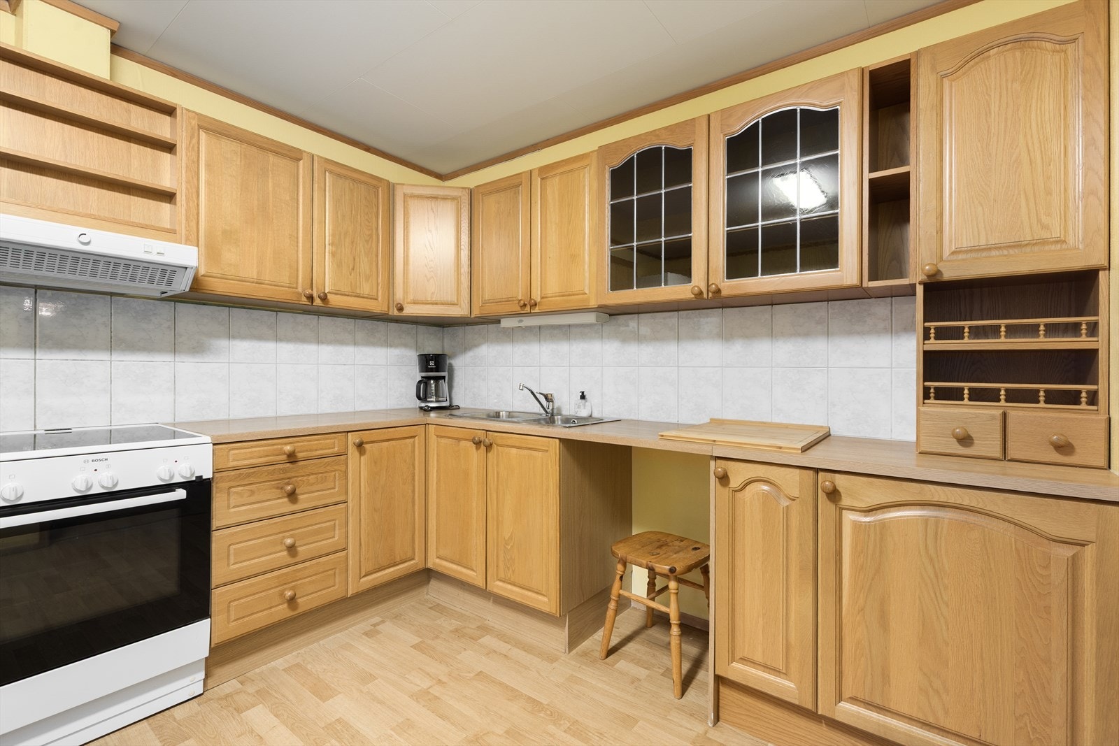 Kjøkkeninnredningen som består av over- og underskap med god oppbevaringsplass samt benkeplass. Galleribilde