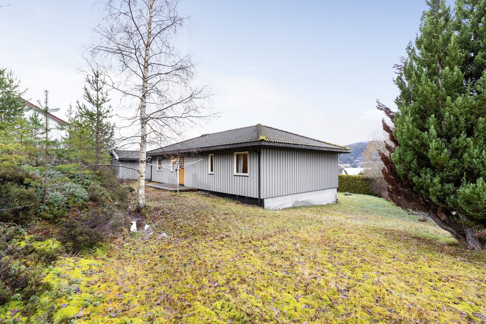 Eiendommen har en romslig tomt på 1 052,9 m². Galleribilde