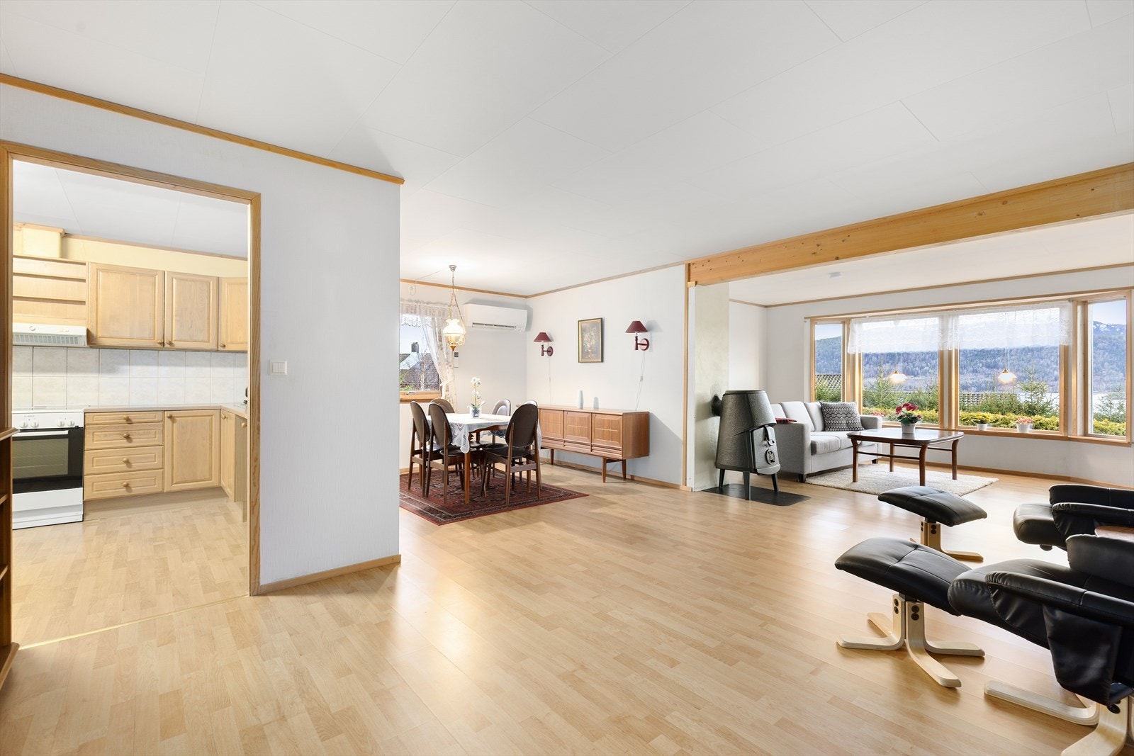 I stuen er det montert vedovn samt varmepumpe fra 2018 som gir en jevn og god varme. Galleribilde