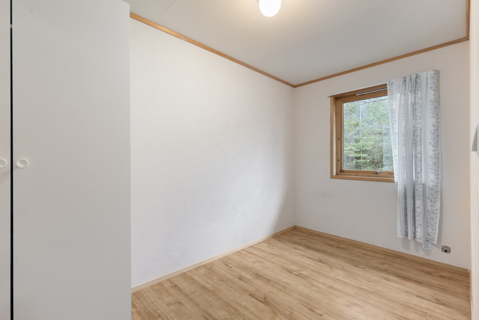 Soverommene har god størrelse med fin plass til seng og garderobeløsning. Galleribilde