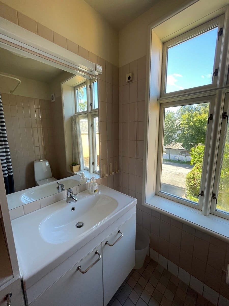 Bad 1. Flislagt med toalett og dusjhjørne. Galleribilde